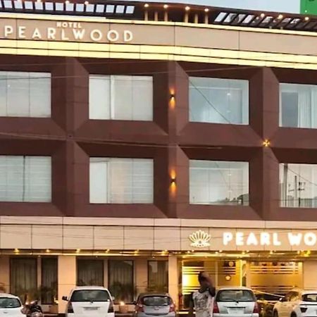 Hotel Pearl Wood Zirakpur Kültér fotó