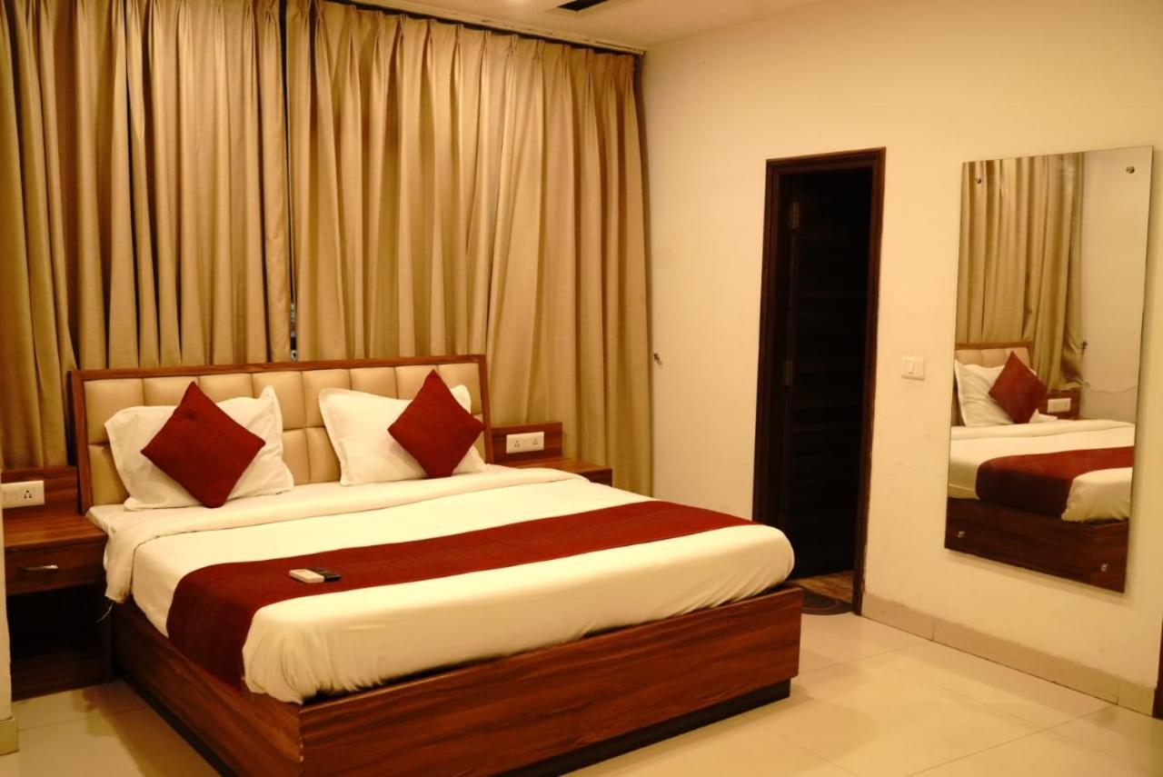 Hotel Pearl Wood Zirakpur Kültér fotó