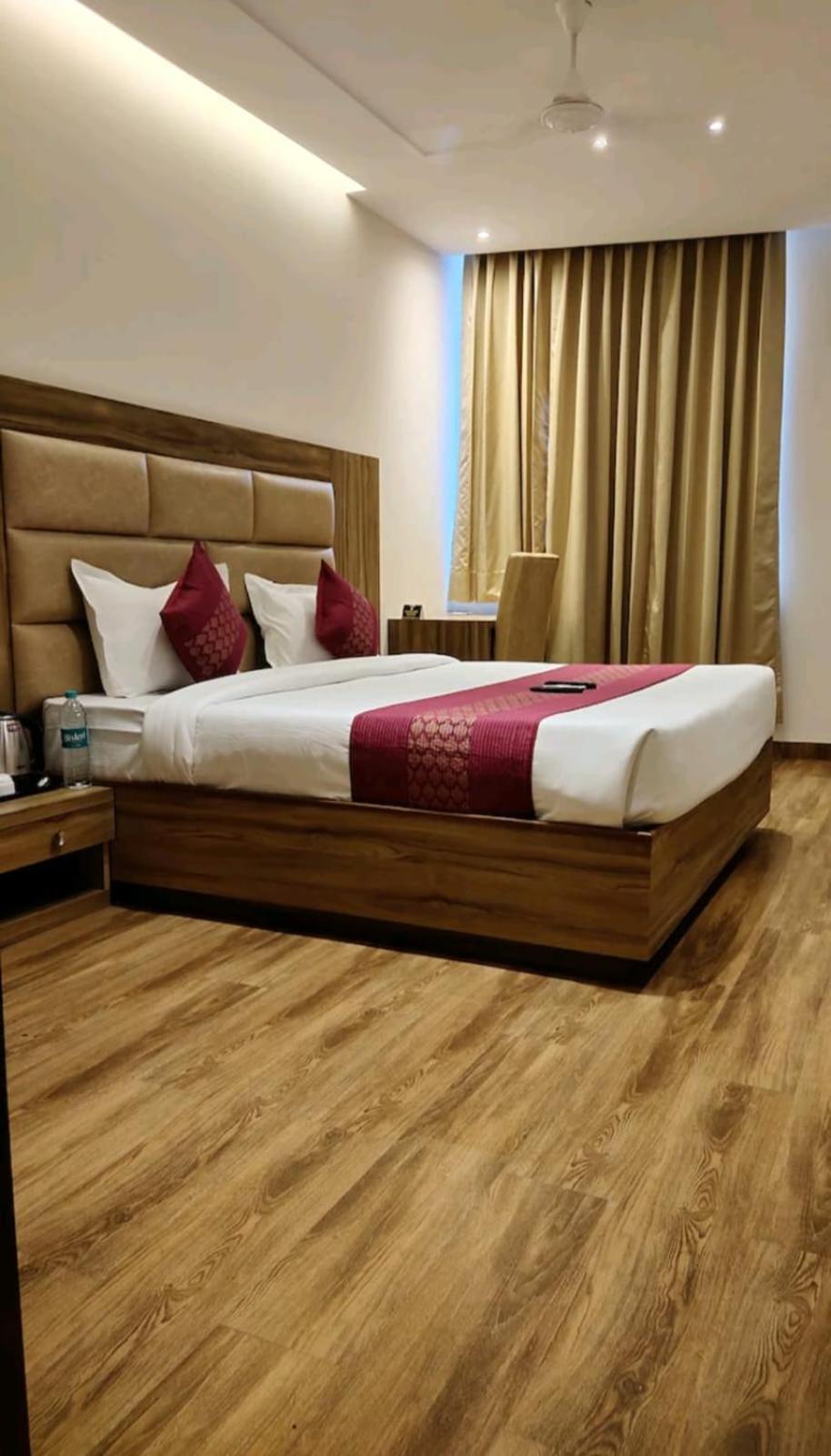 Hotel Pearl Wood Zirakpur Kültér fotó