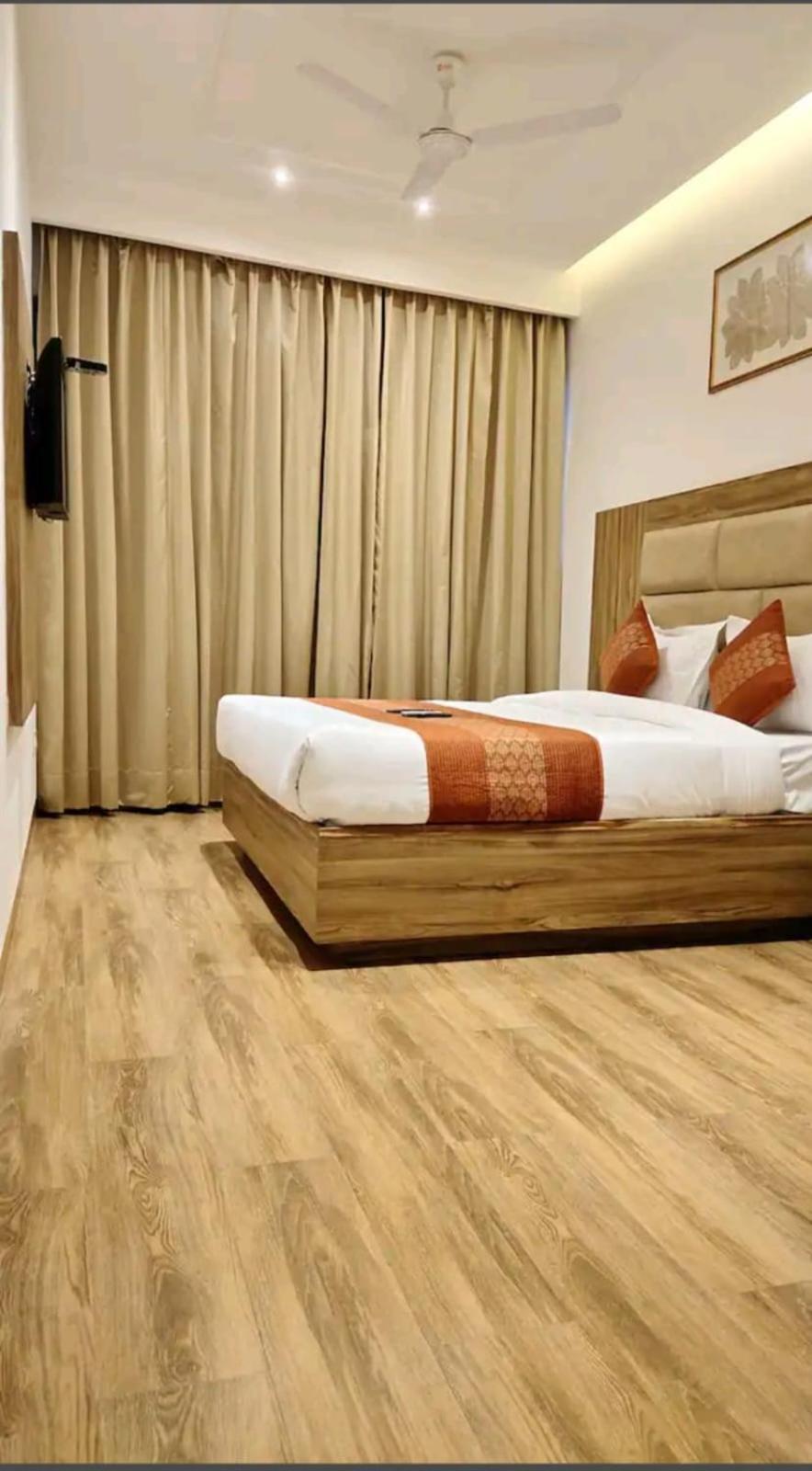 Hotel Pearl Wood Zirakpur Kültér fotó